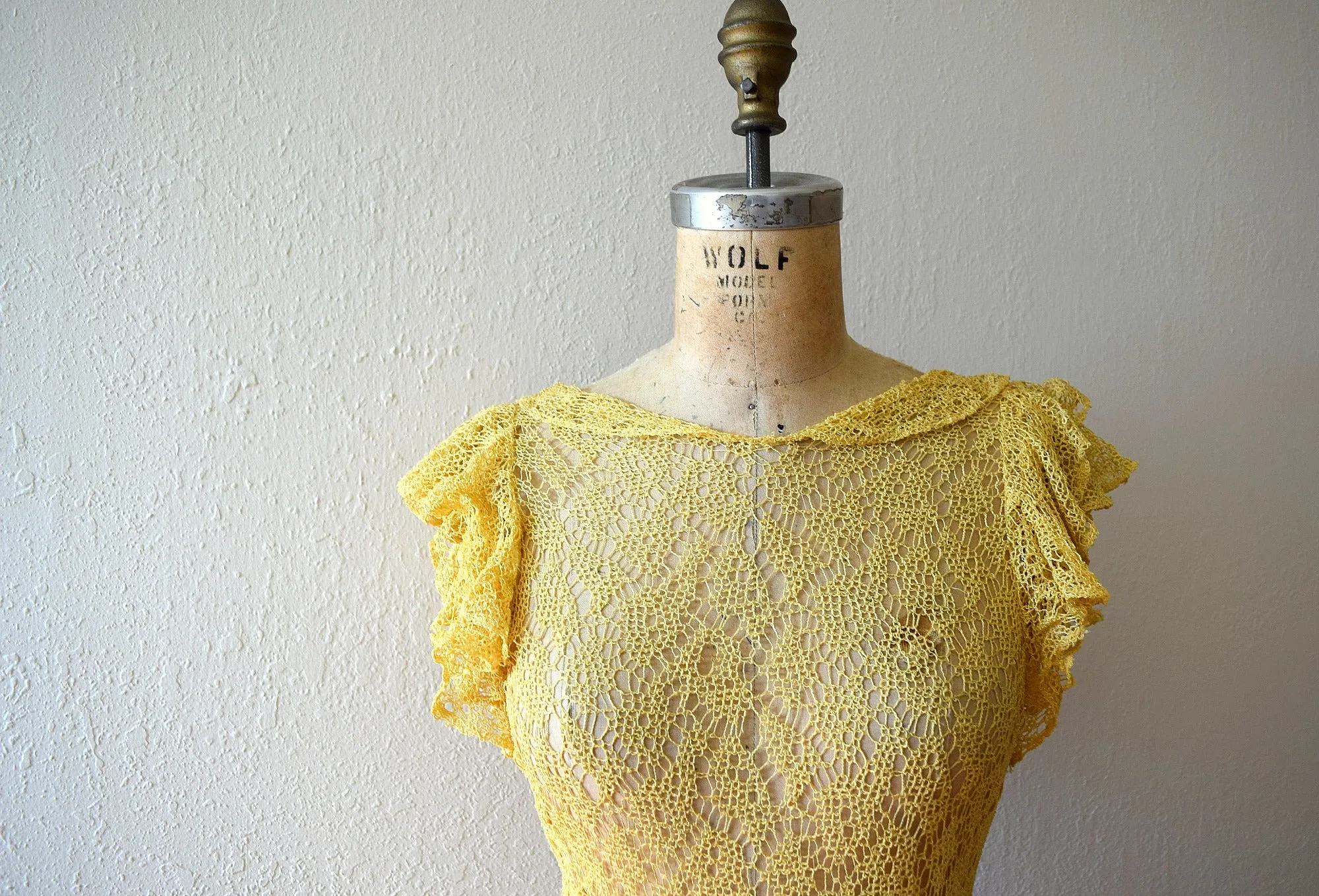 1930s lace gown . vintage yellow lace dress . size xxs to small
