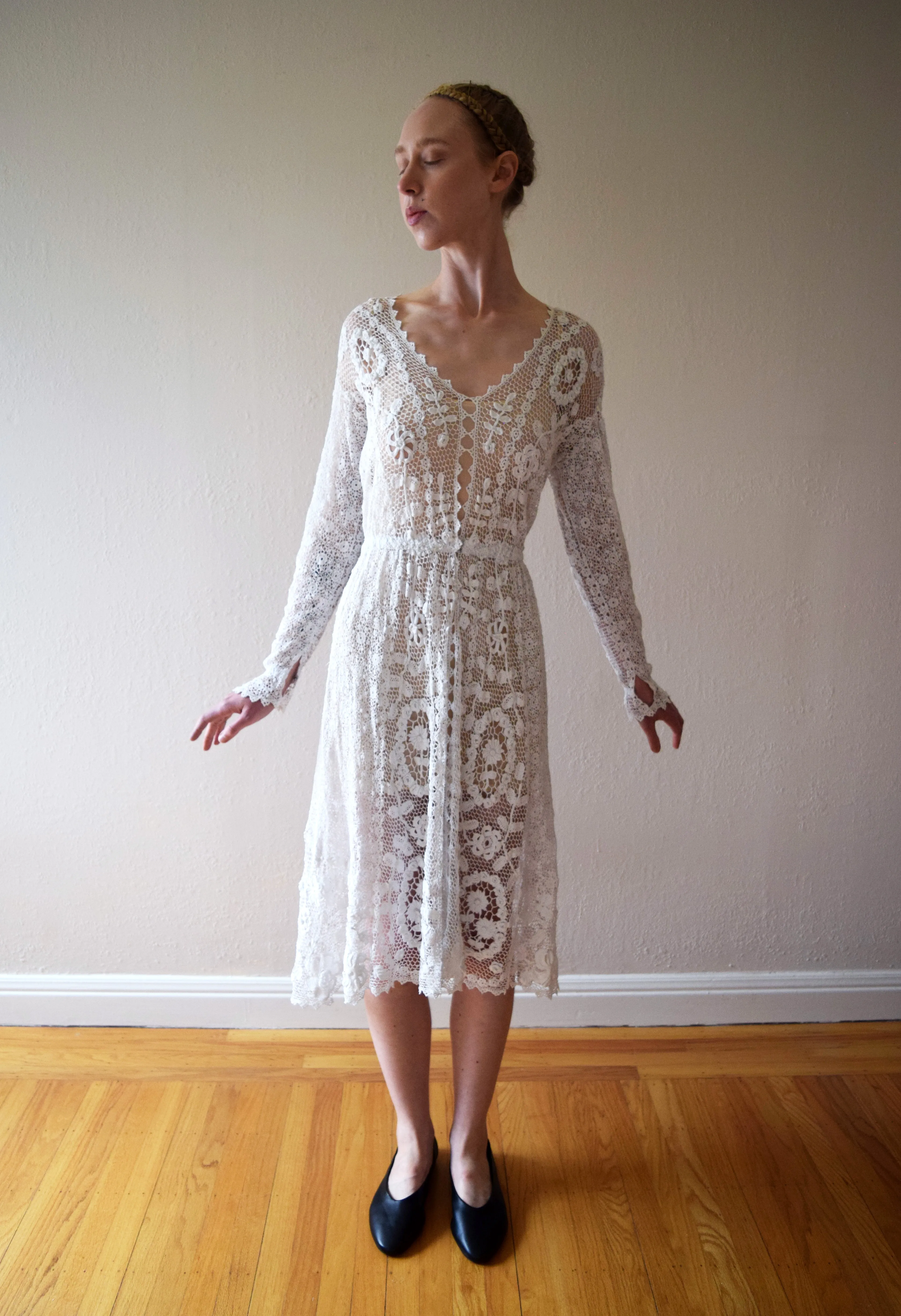 Antique Irish crochet lace dress . vintage wedding dress . size xs to small