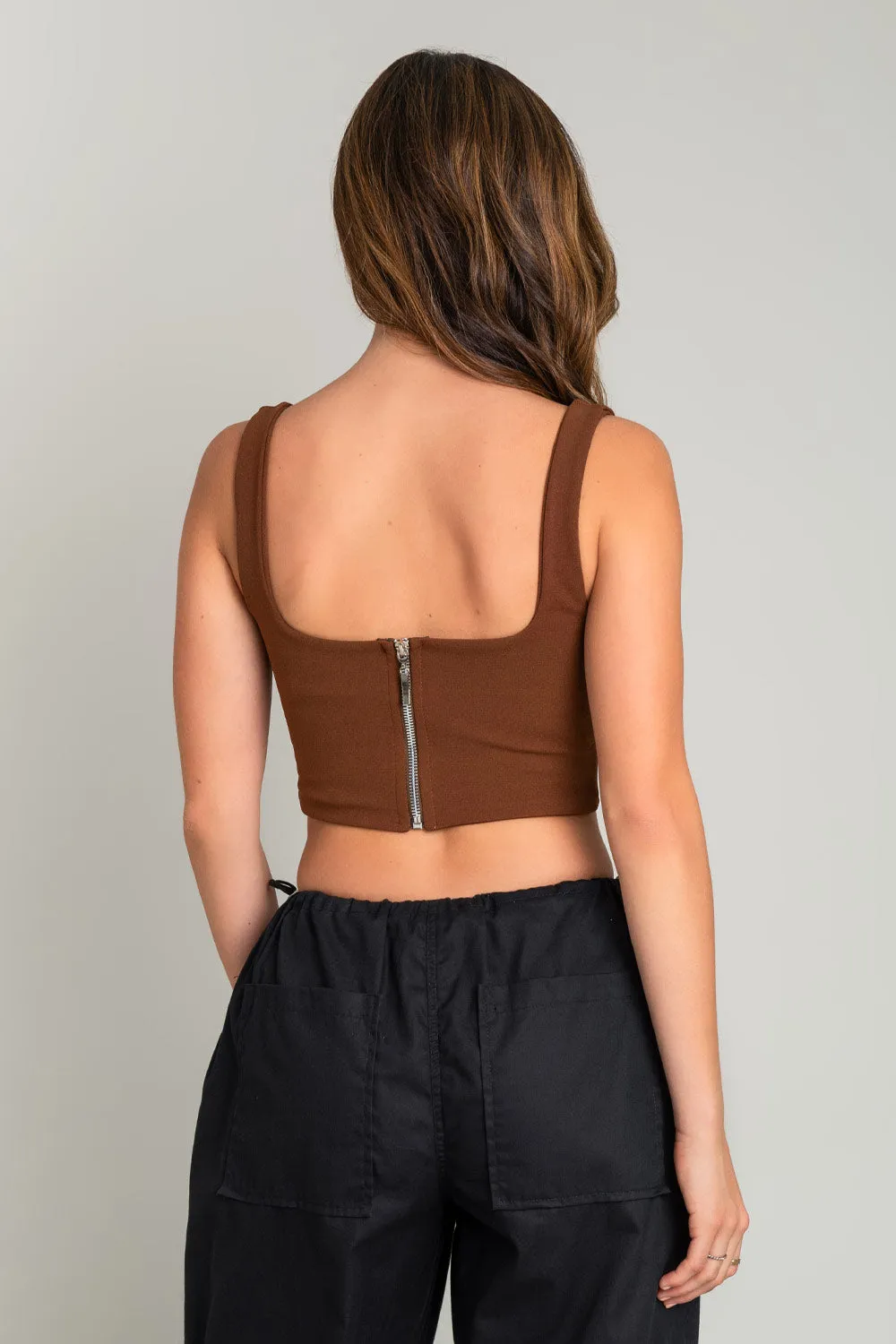 Crop top ajustado de tirantes con cut out
