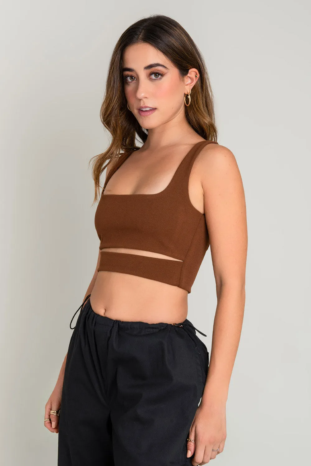 Crop top ajustado de tirantes con cut out