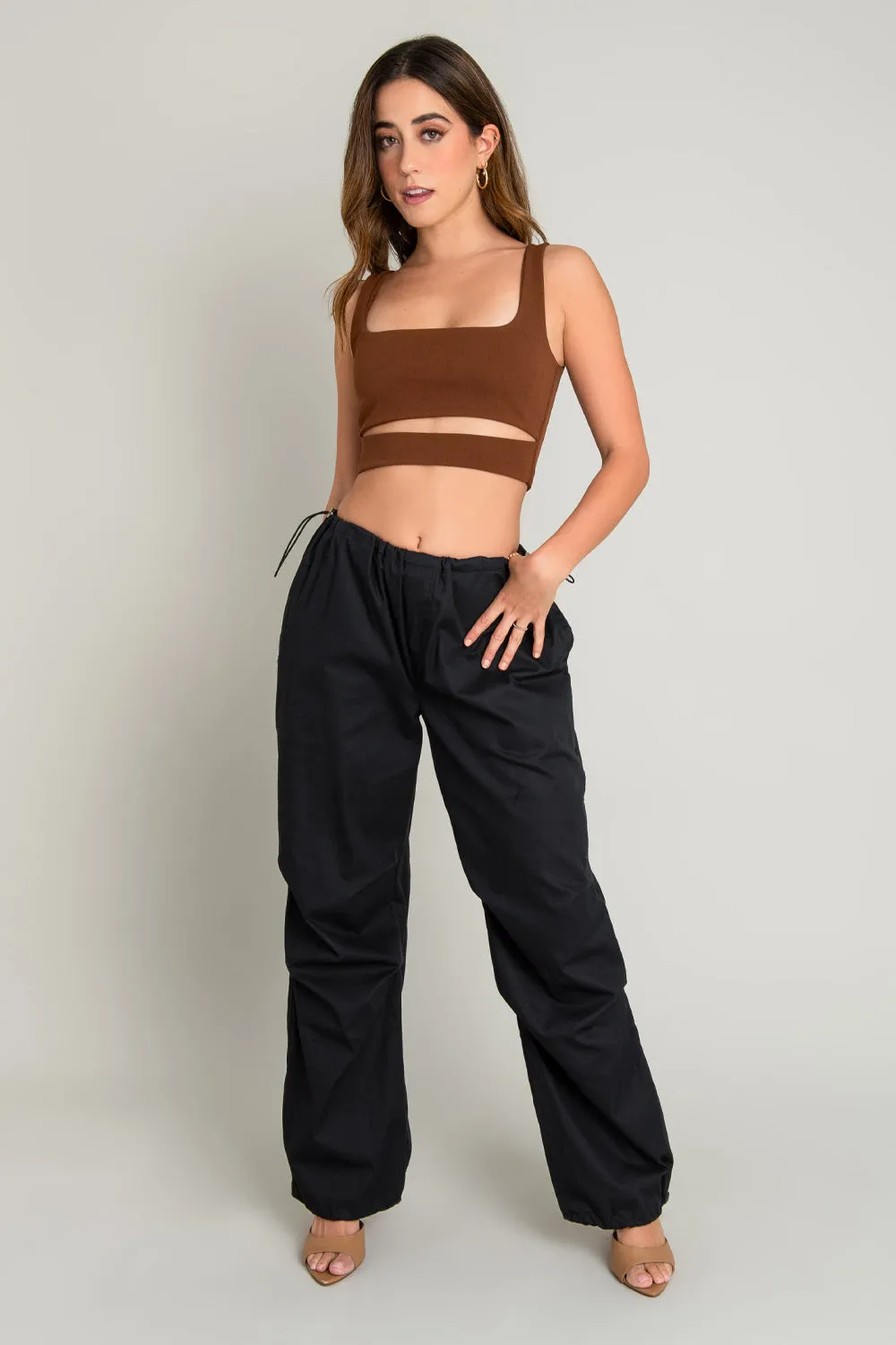 Crop top ajustado de tirantes con cut out