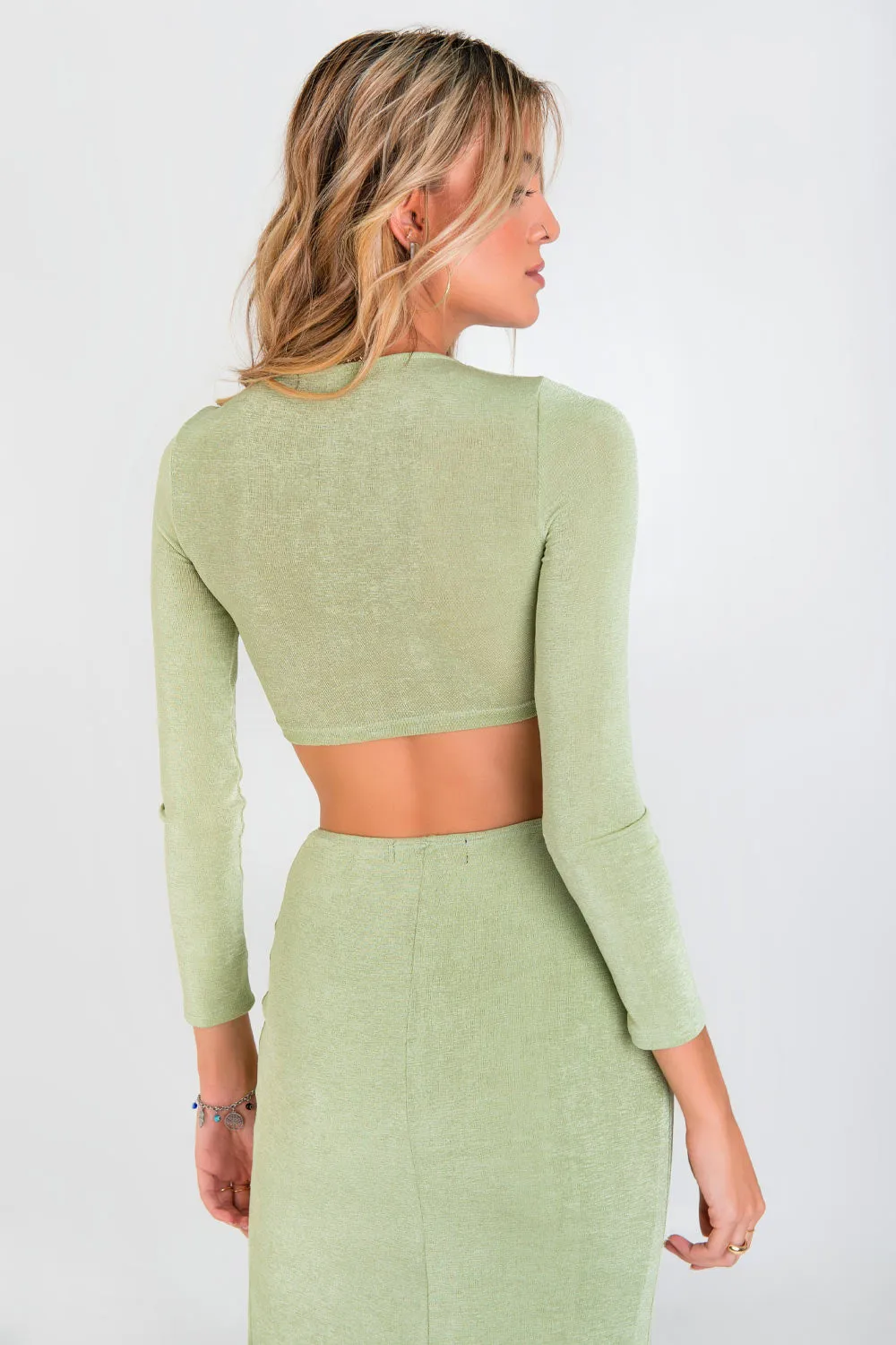 Crop top manga larga escote cut out con jareta