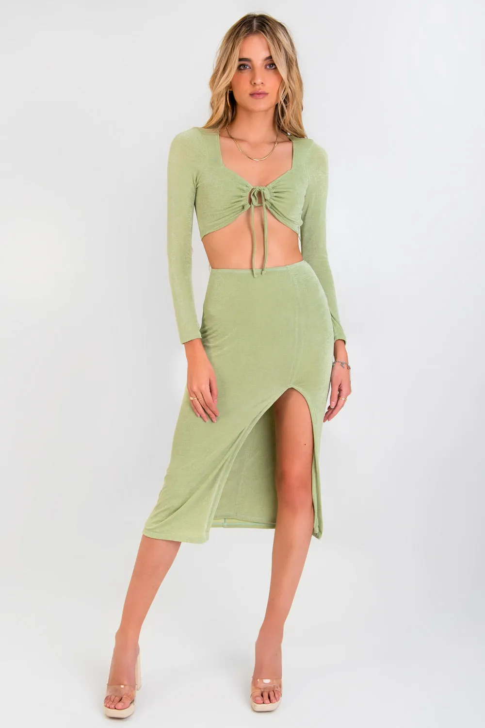 Crop top manga larga escote cut out con jareta
