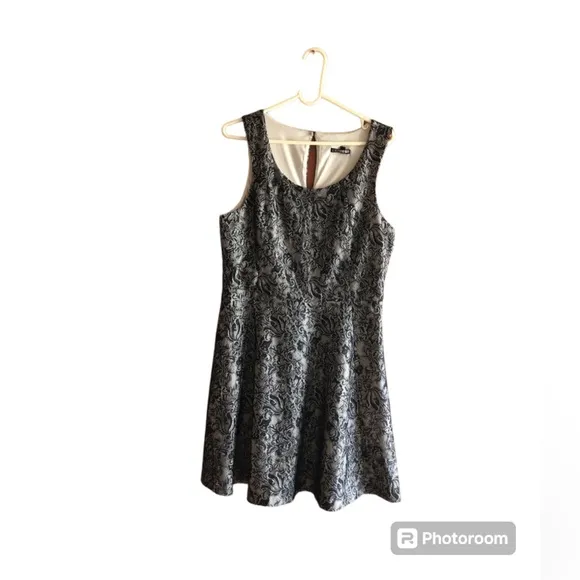 EXPRESS A line sleeveless tan and black floral laced design midi dress size L.