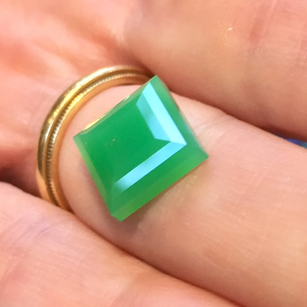USE 4.17 ct. Chrysoprase, Marlborough, Apple-Green, Step cut-Cabochon